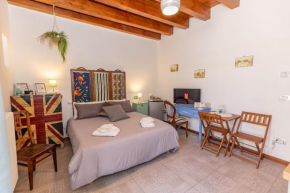 CENTRO STORICO Redmood House a 5 min dal Mare, Breakfast, Aria Condizionata, Wi-Fi e Netflix